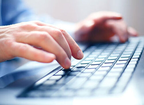 Anmeldung Hände tippen in Laptop-Tastatur