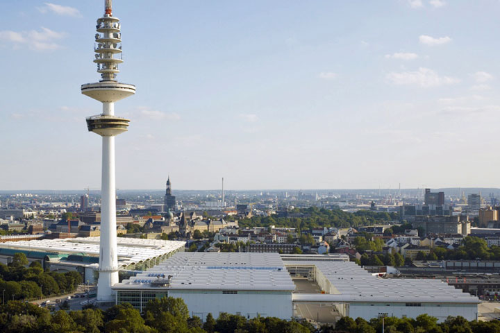 Blick auf Hamburger Messegelände und Fernsehturm 